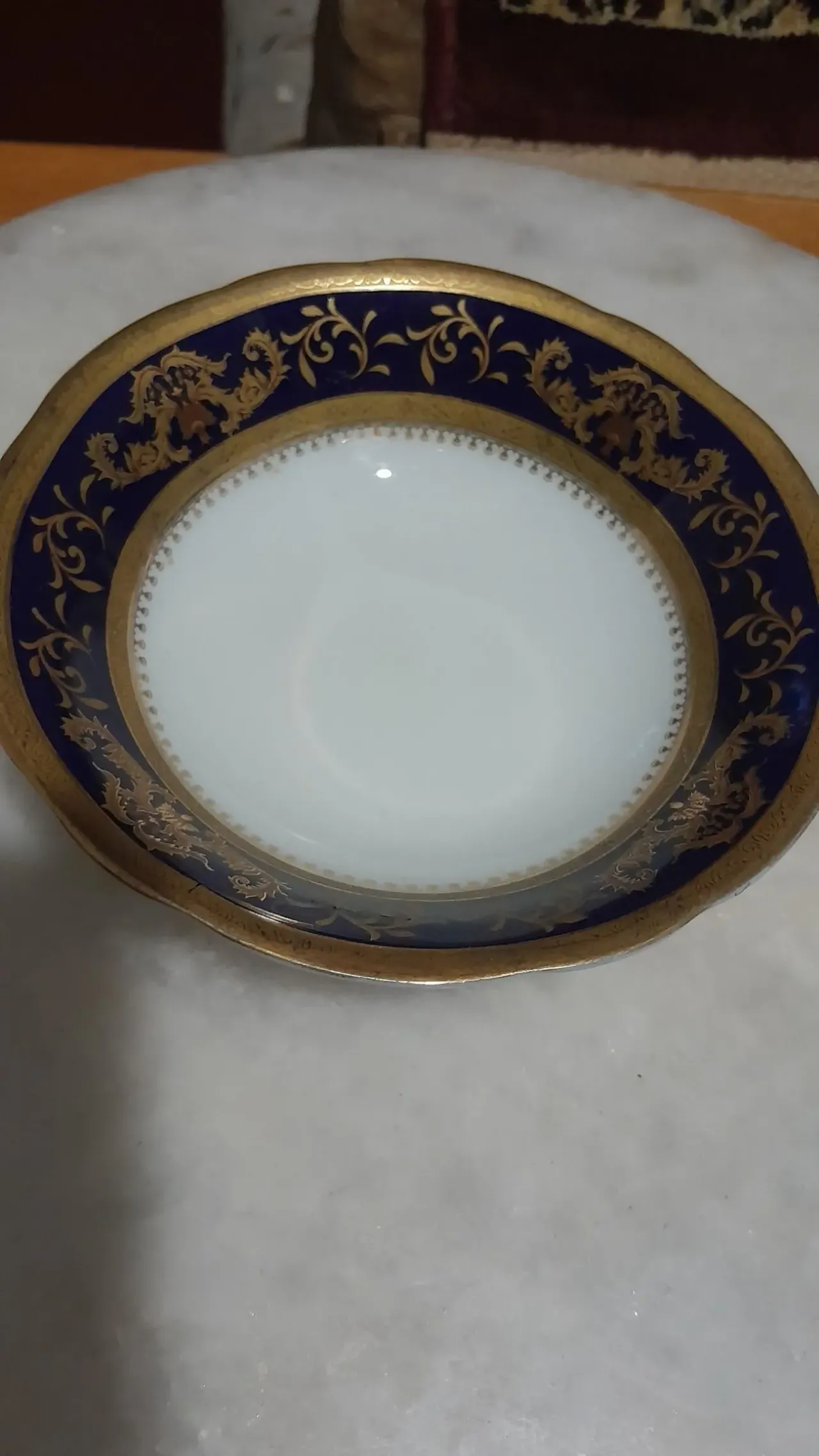 Красивая пирожковая тарелка с зототым узором 5