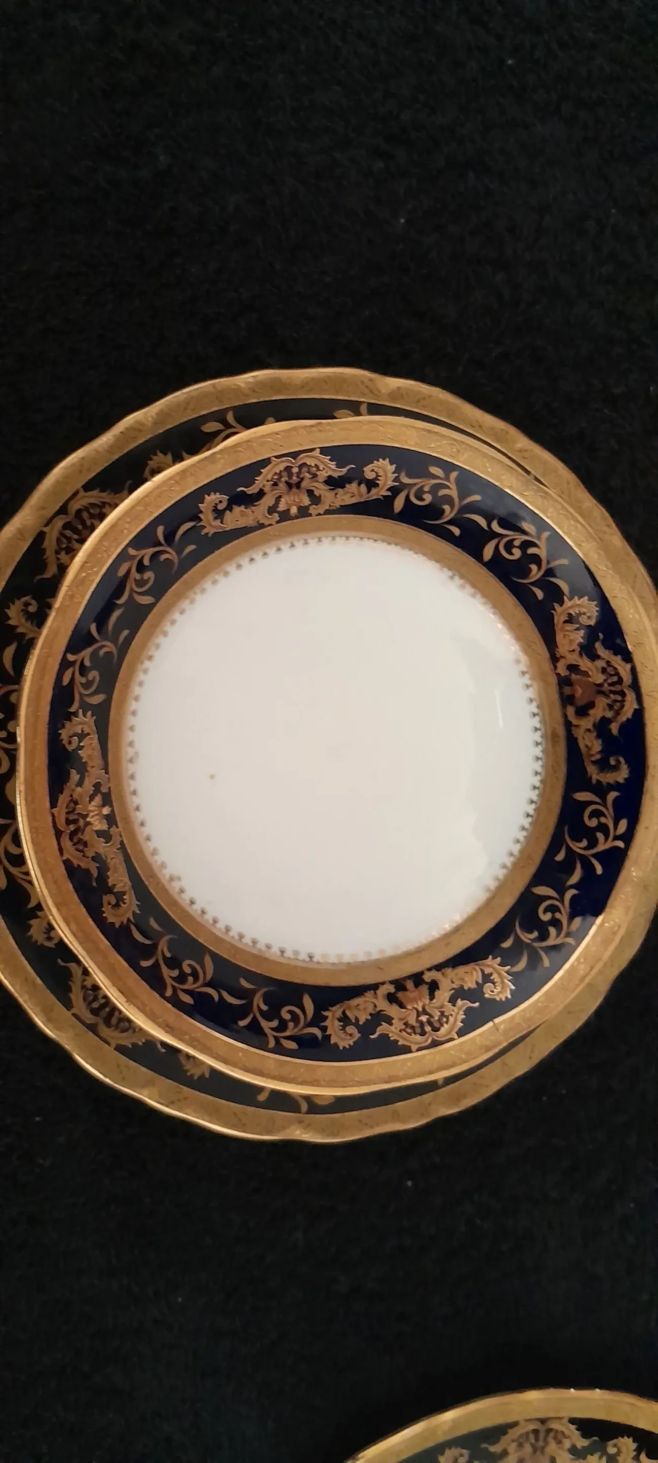 Красивая пирожковая тарелка с зототым узором 9