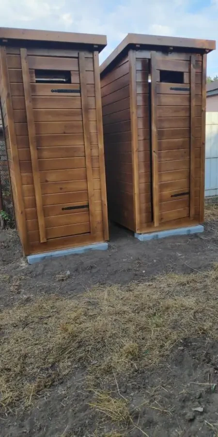 Дачный туалет. Деревянный туалет. Душ туалет из дерева. Туалет на дачу 6