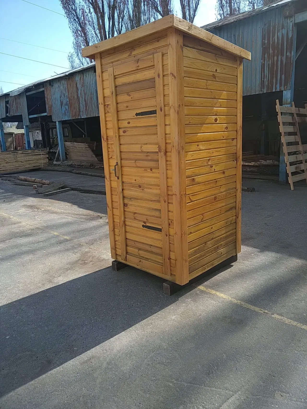 Дачный туалет. Деревянный туалет. Душ туалет из дерева. Туалет на дачу 4