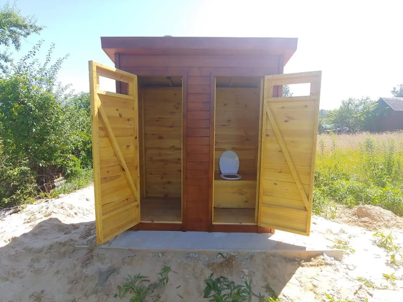 Дачный туалет. Деревянный туалет. Душ туалет из дерева. Туалет на дачу 9