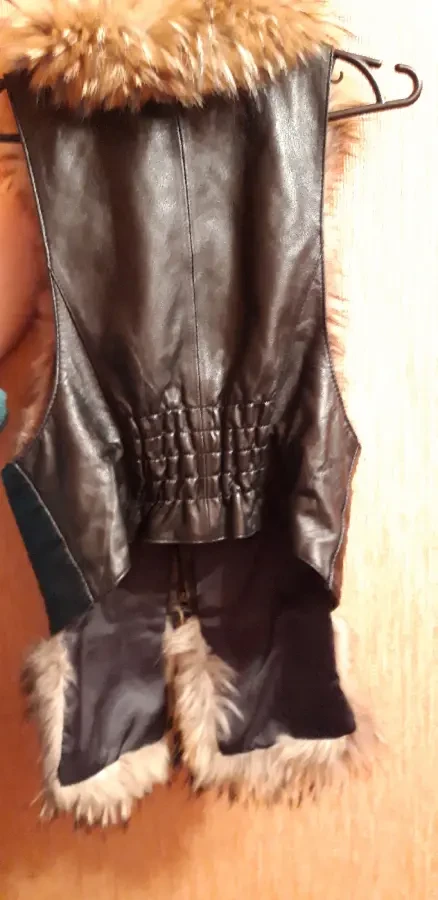 Продам жилет кожаный,натуральный мех писец 2