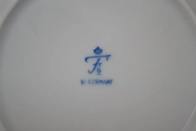 Юбилейные блюдца в оригинальной упаковке 4