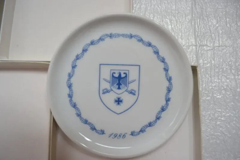 Юбилейные блюдца в оригинальной упаковке 2