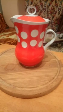 Красный молочник в белый горох. Новый.