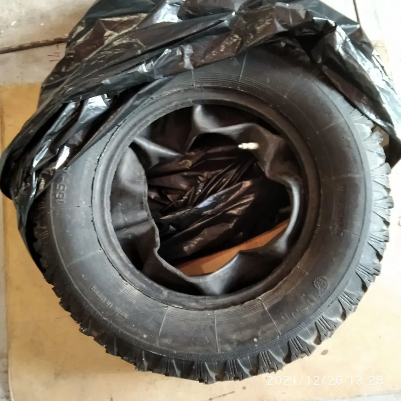 Продам шину на авто 6.45*13 с 2-мя камерами-зима