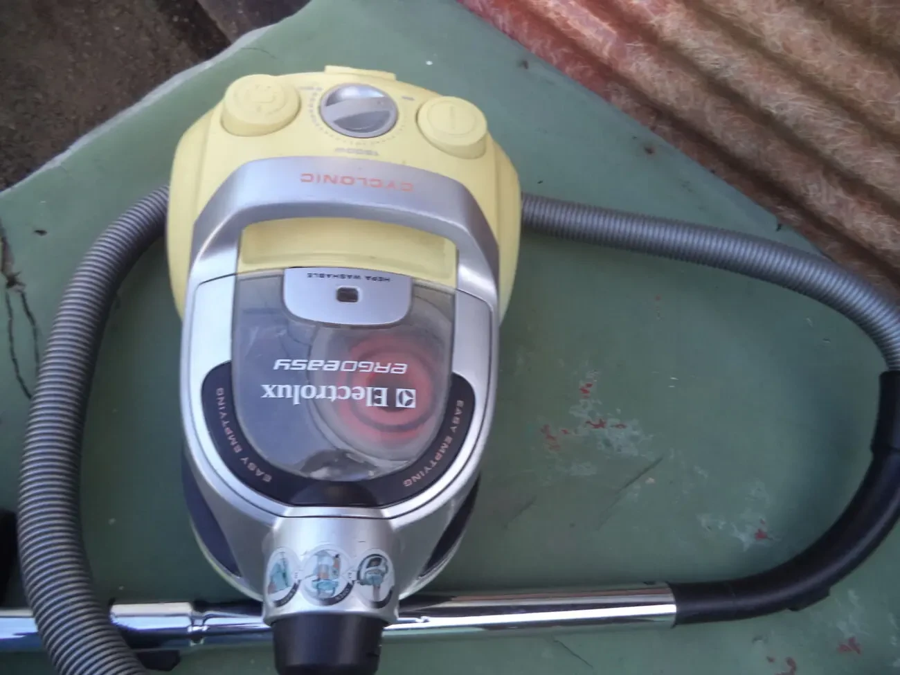 Пылесос Electrolux 1800 W HEPA фильтр 7