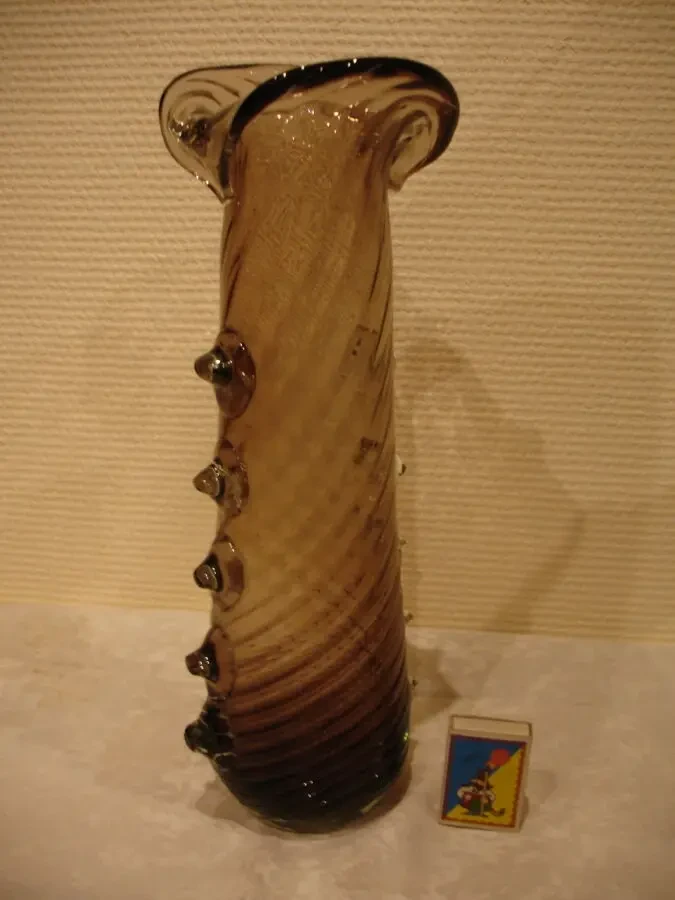 ВАЗА з кольорового скла висотою 43 см; стійка; раритет 8