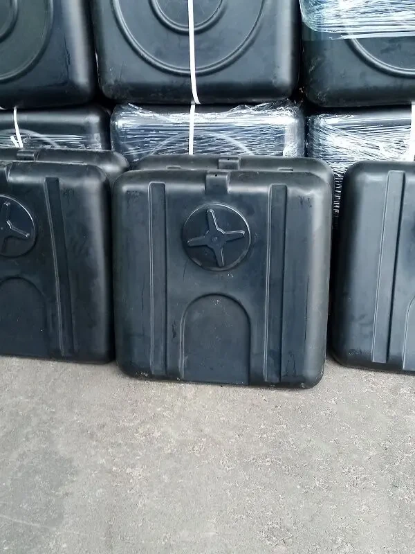 Пластиковые емкости для летнего душа