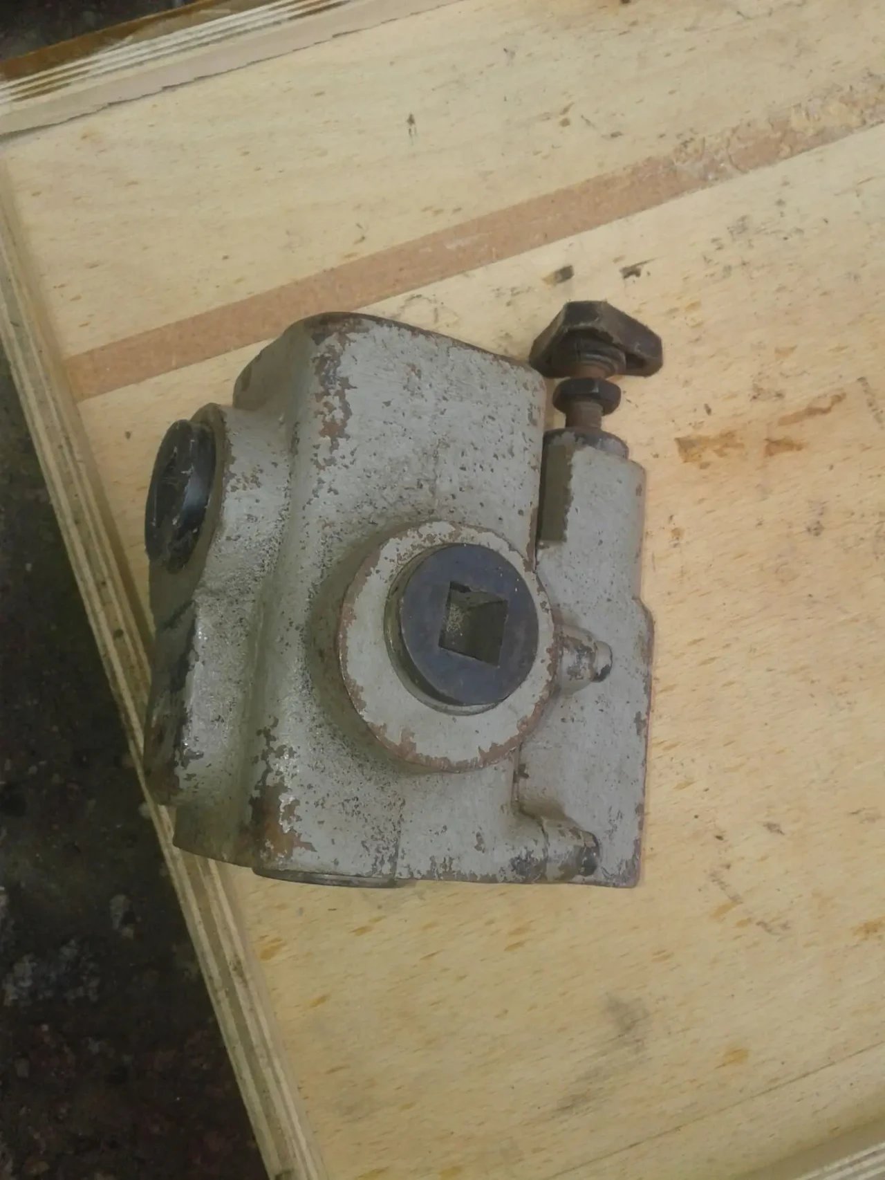 Продам гидроклапана 10-20-2-11, гидроклапана 10-100-1-11 -10шт по 350г 2