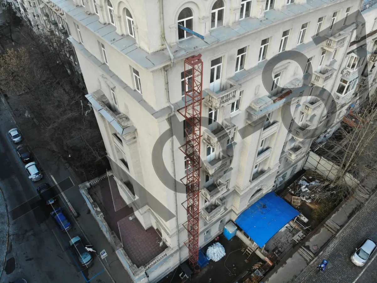 Грузовой подъёмник фасадный 2000 кг. 2