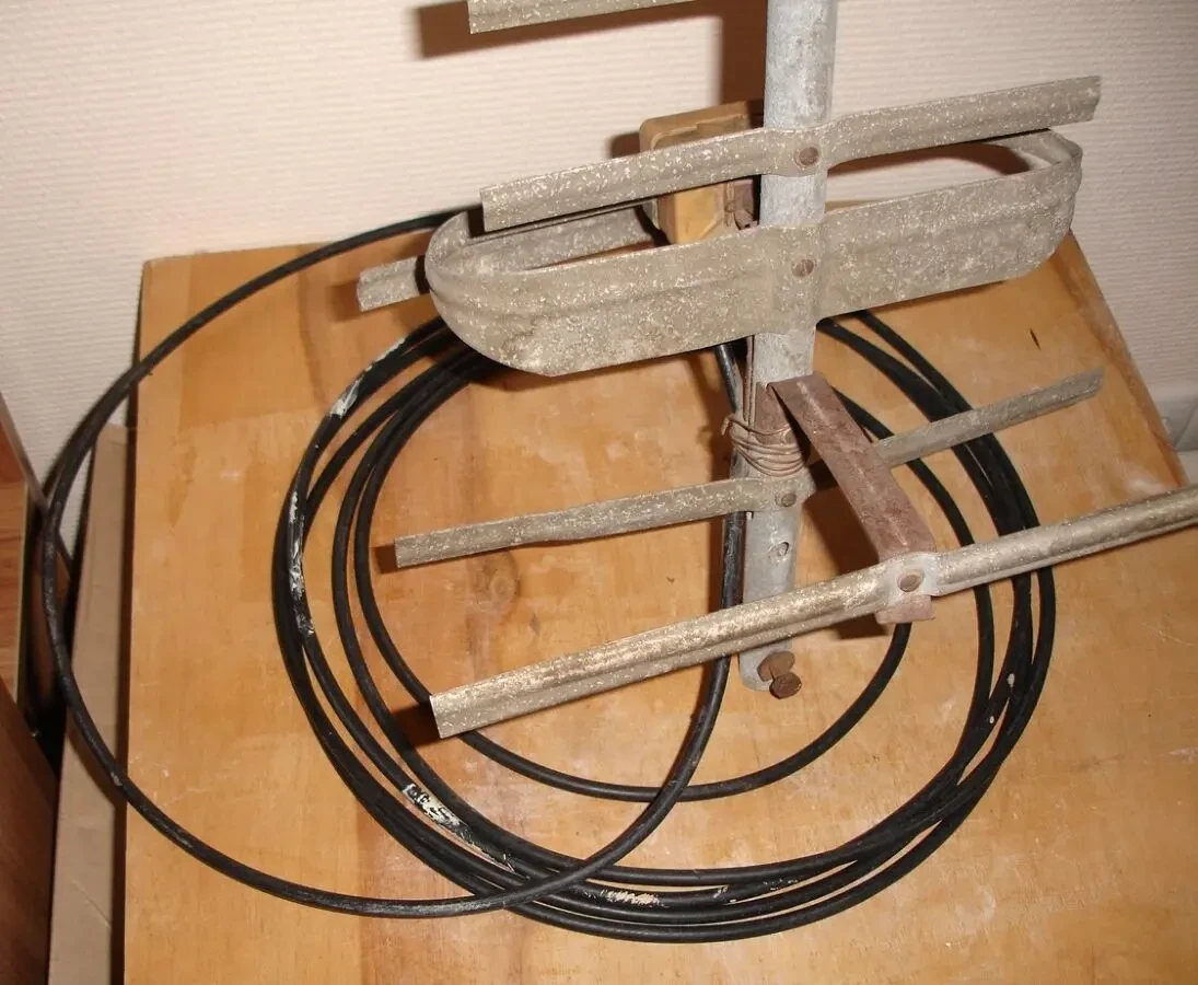 АНТЕНА ТВ - внутрішня (кімнатна) і зовнішня; металеві. Раритети. 9