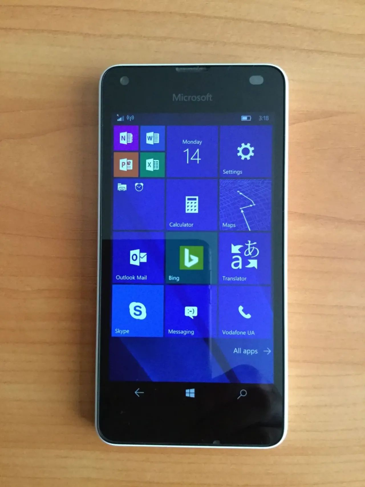 Смартфон Microsoft Lumia 550, Windows Phone.
