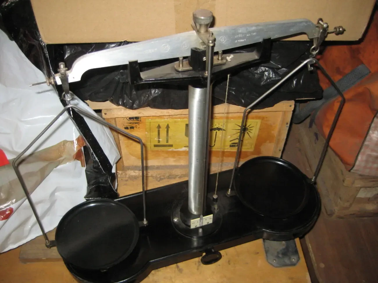 Весы аптекарские лабораторные с гирьками.