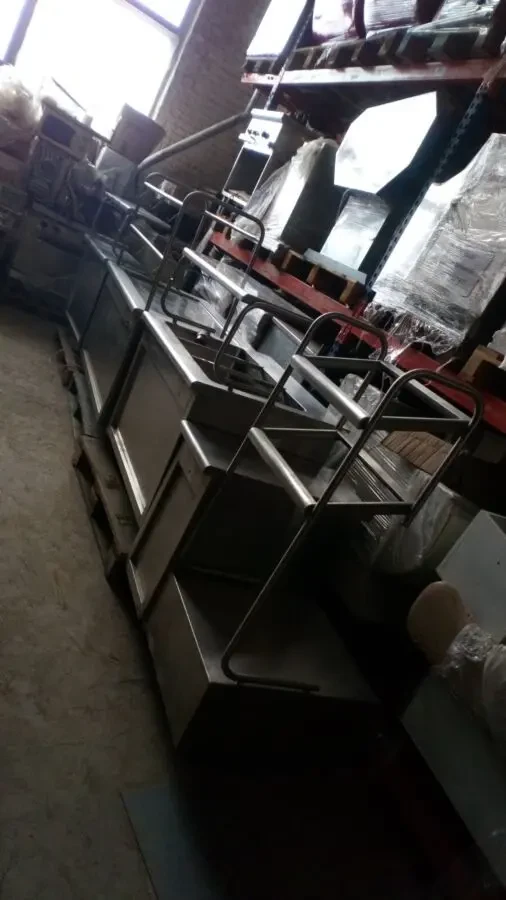 Лінія самостійного обслуговування в їдальні, марміти та вітрини 4