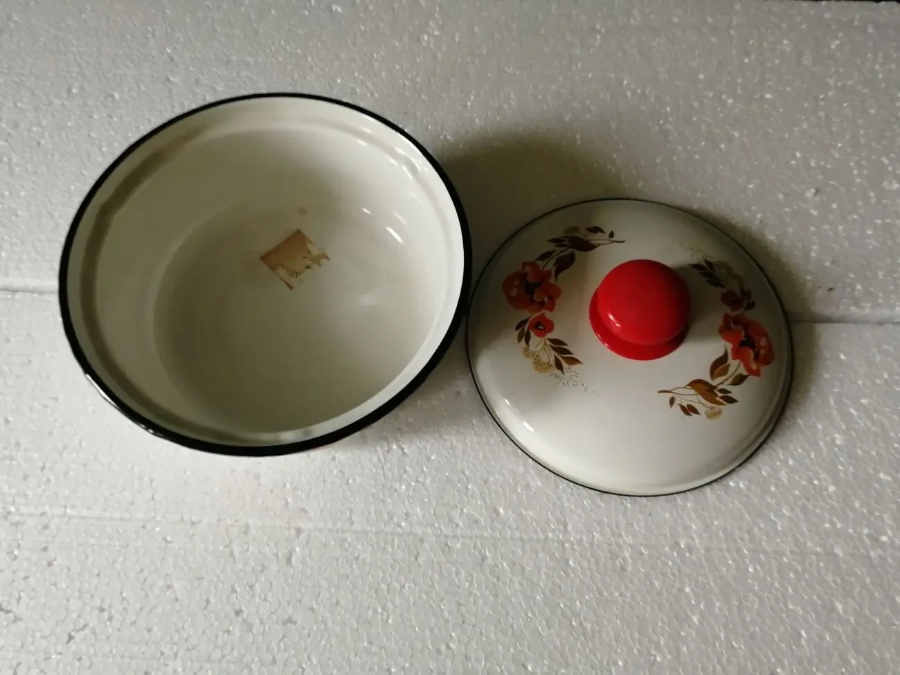 Миска з кришкою.