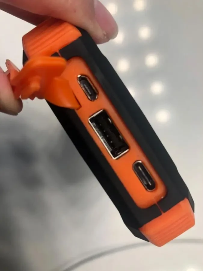 Беспроводная солнечная зарядка 10,000 мА-ч с двойным фонарем 9