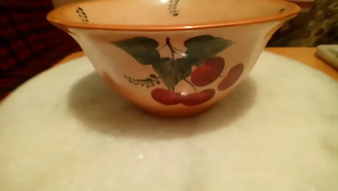 Красивая керамическая тарелка с вишнями. Ретро. Новая