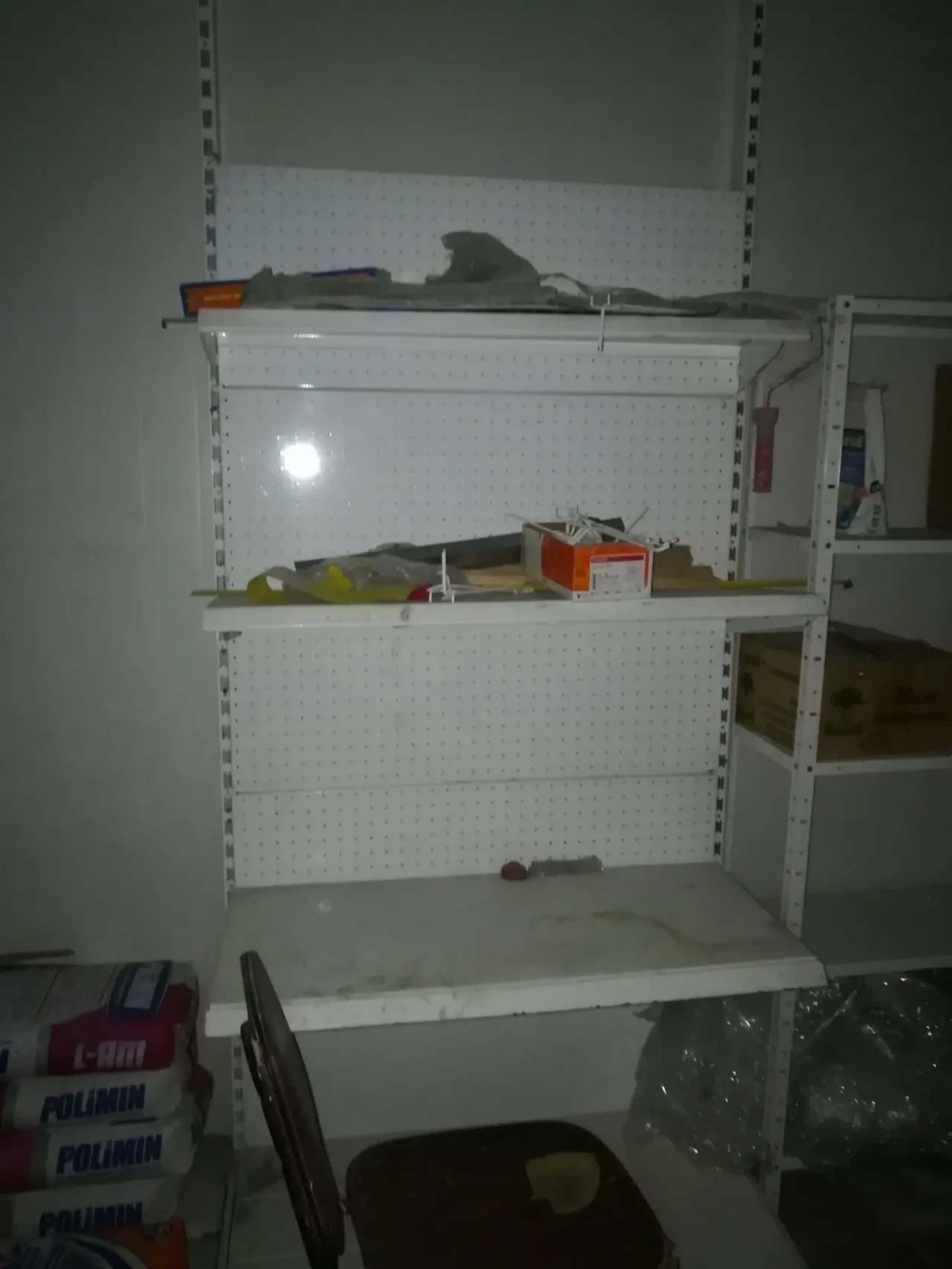 Продам пристенные торговые стеллажи 2