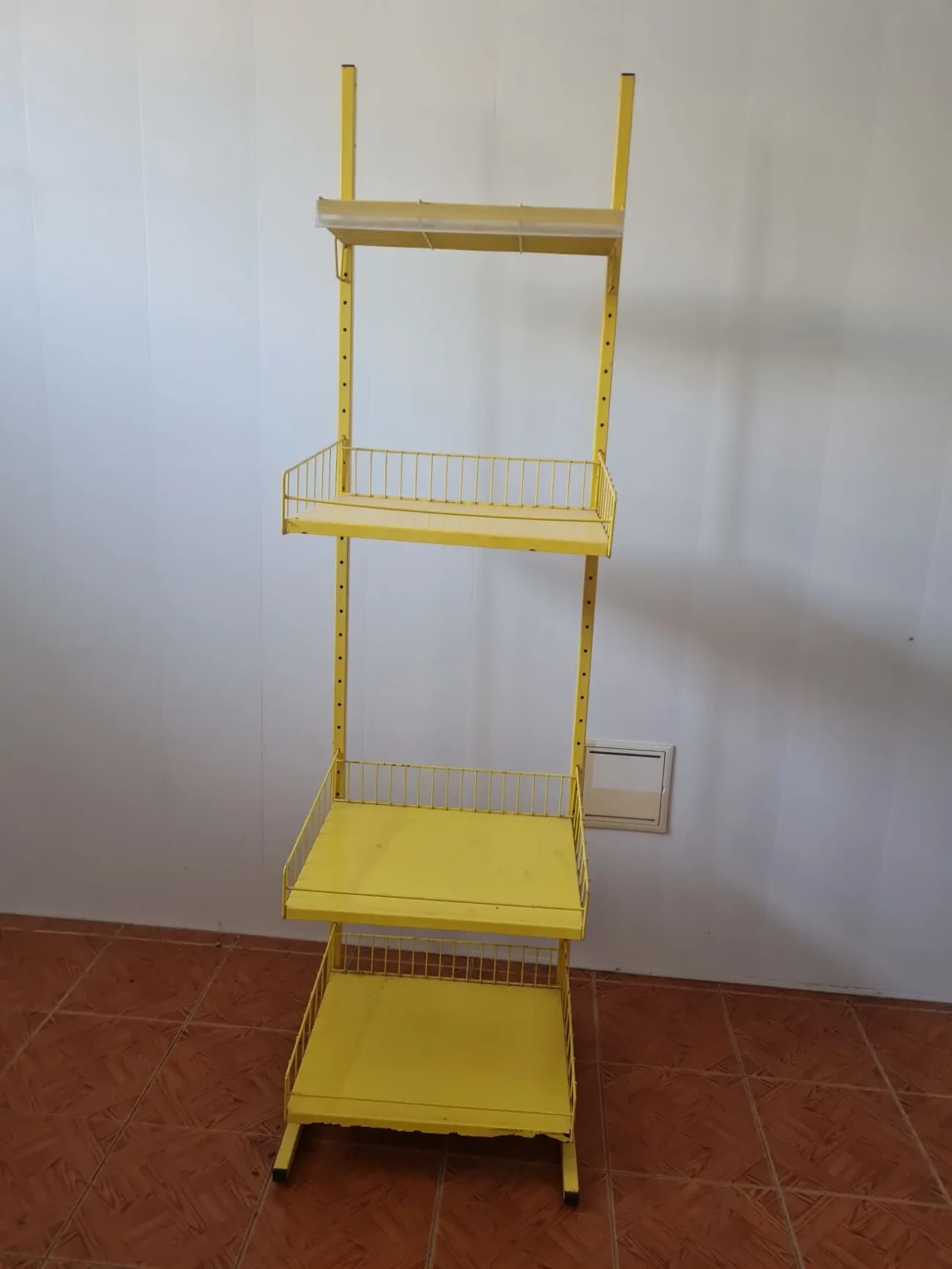 Продам пристенные торговые стеллажи 5