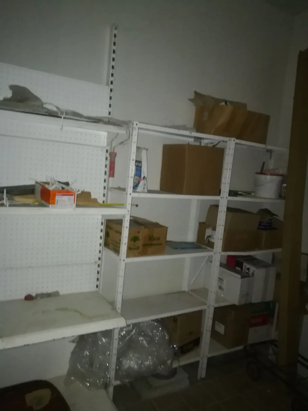 Продам пристенные торговые стеллажи 3