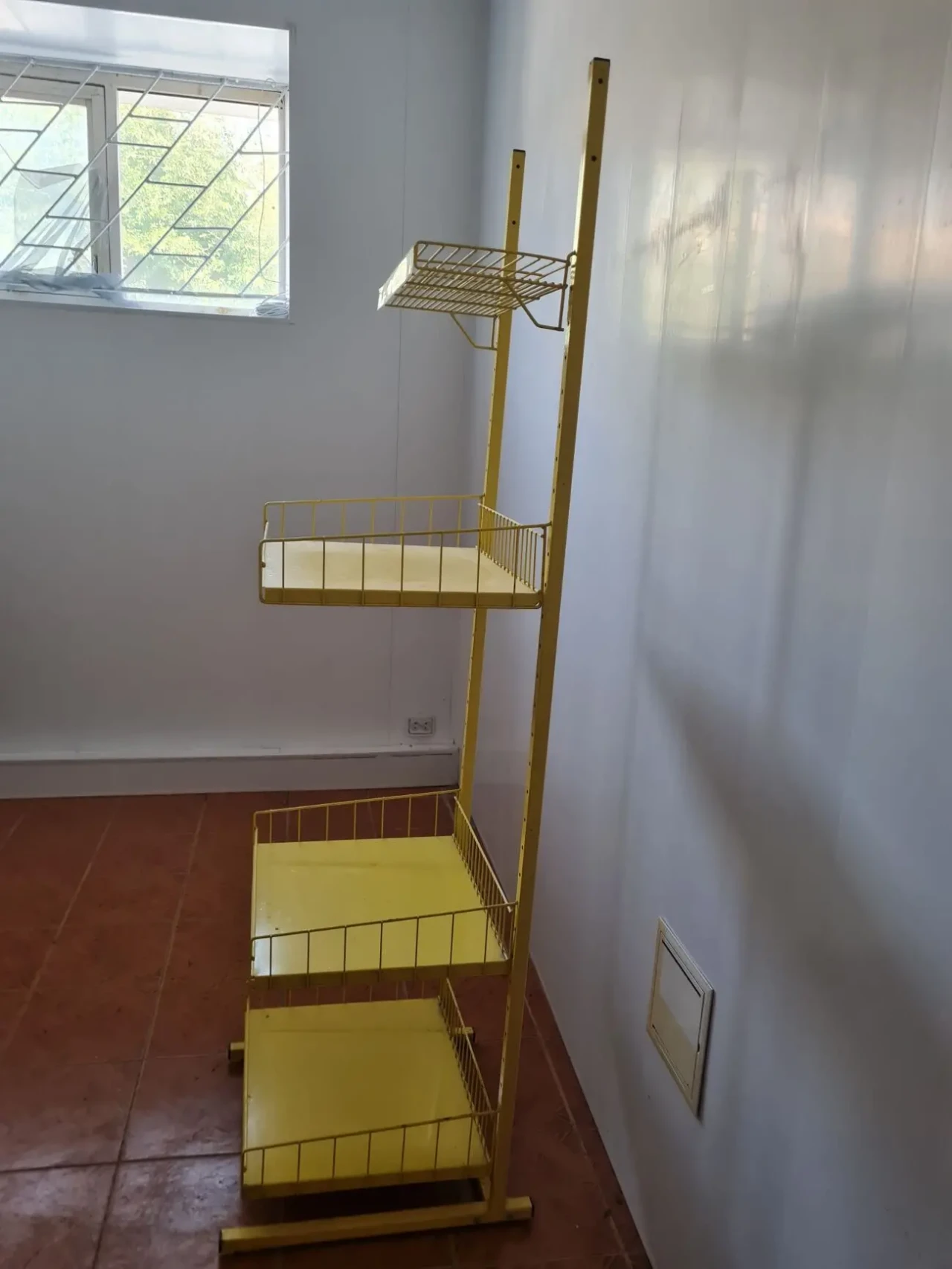 Продам пристенные торговые стеллажи 6