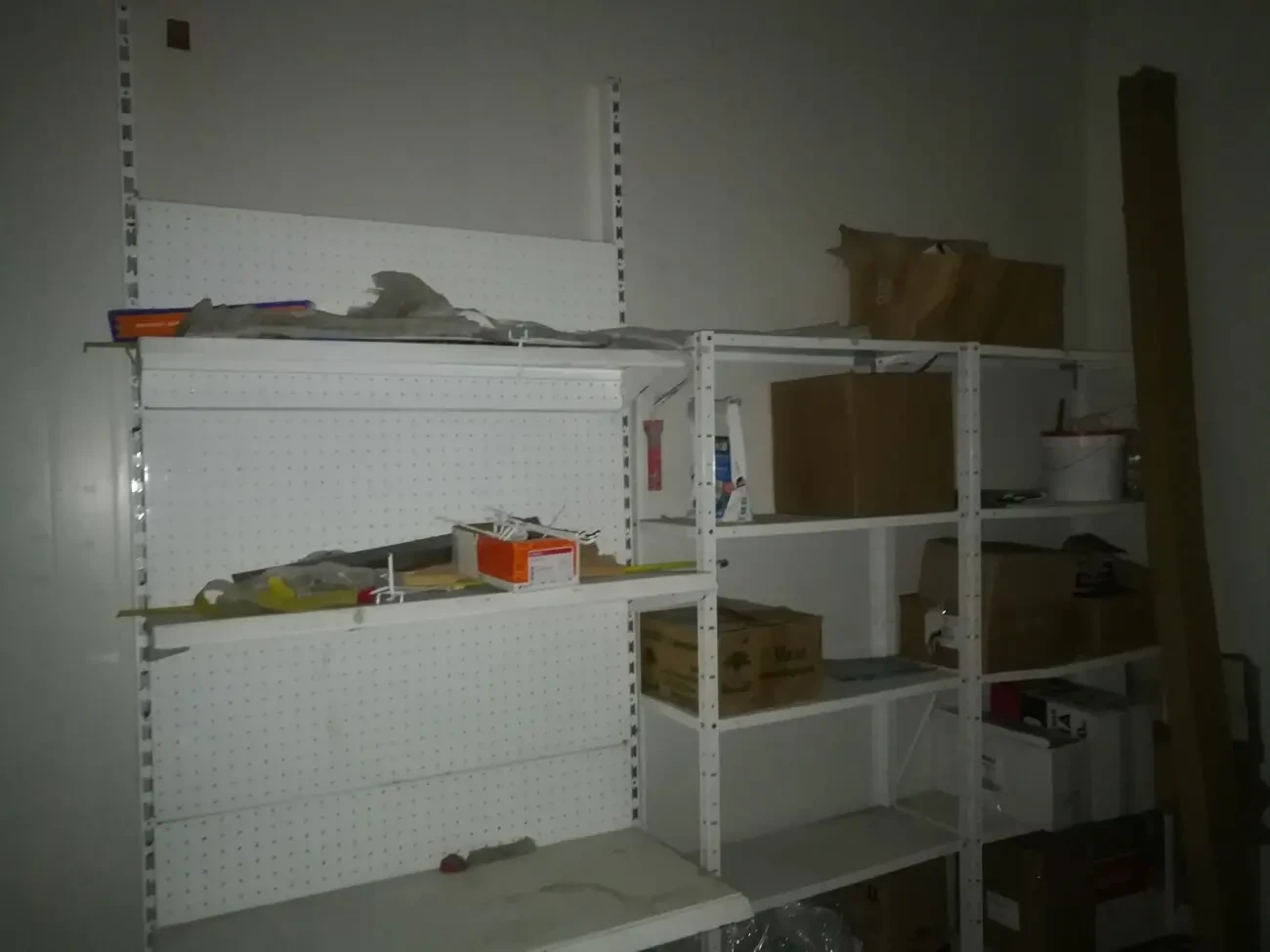 Продам пристенные торговые стеллажи