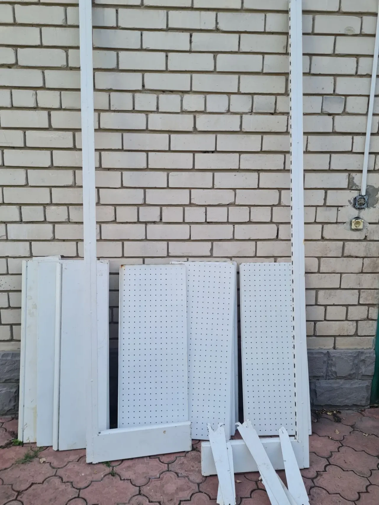 Продам пристенные торговые стеллажи 4