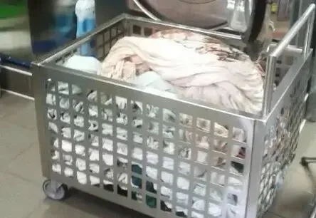 Візок з нержавійки для вологої білизни в пральню