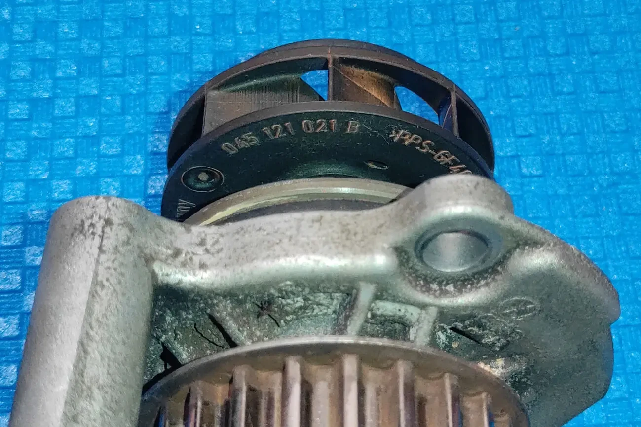 Помпа водяной насос 06A121031C для Skoda VW 4