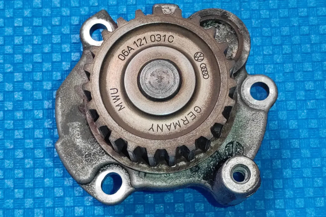 Помпа водяной насос 06A121031C для Skoda VW 2