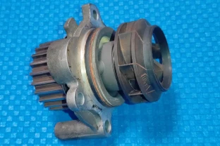 Помпа водяной насос 06A121031C для Skoda VW
