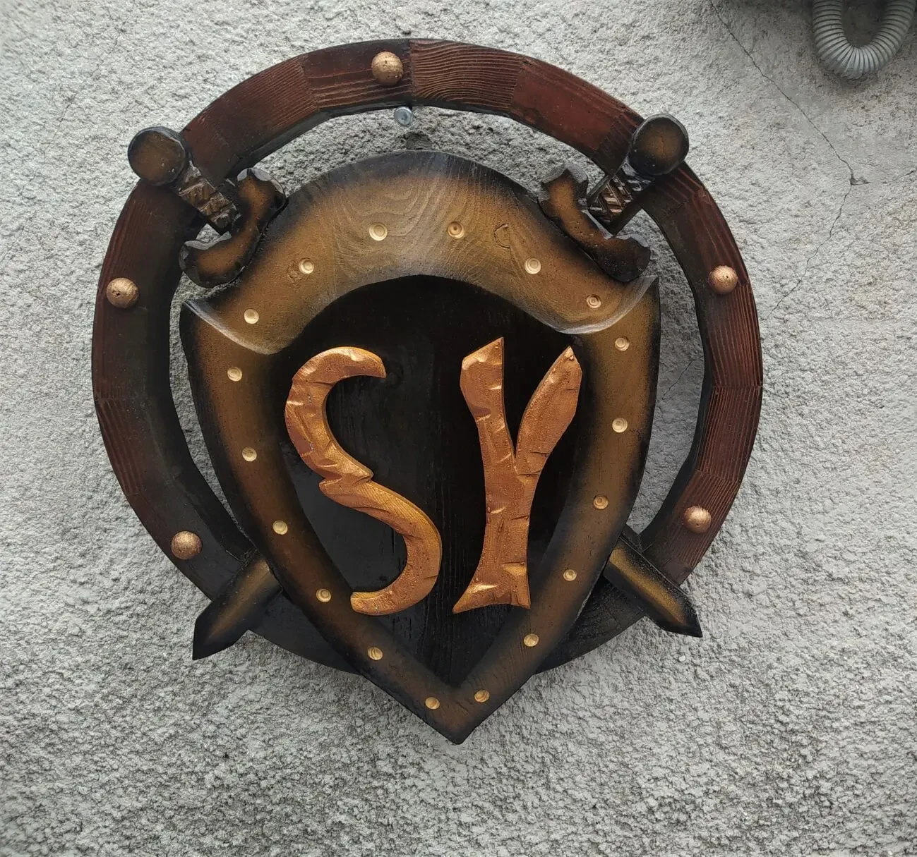 Именной герб логотип - С Вашими Инициалами! 2 Меча и Щит дерево 2