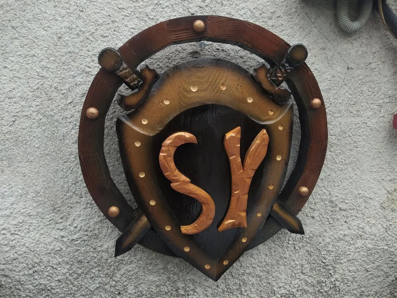 Именной герб логотип - С Вашими Инициалами! 2 Меча и Щит дерево 4